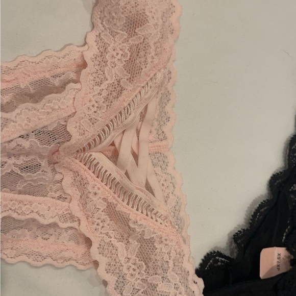 NEW WITH TAGS VICTORIA’S SECRET SIZE XS 2 PK OF TONGS IN BABY PINK AND BLACK - Picture 7 of 8